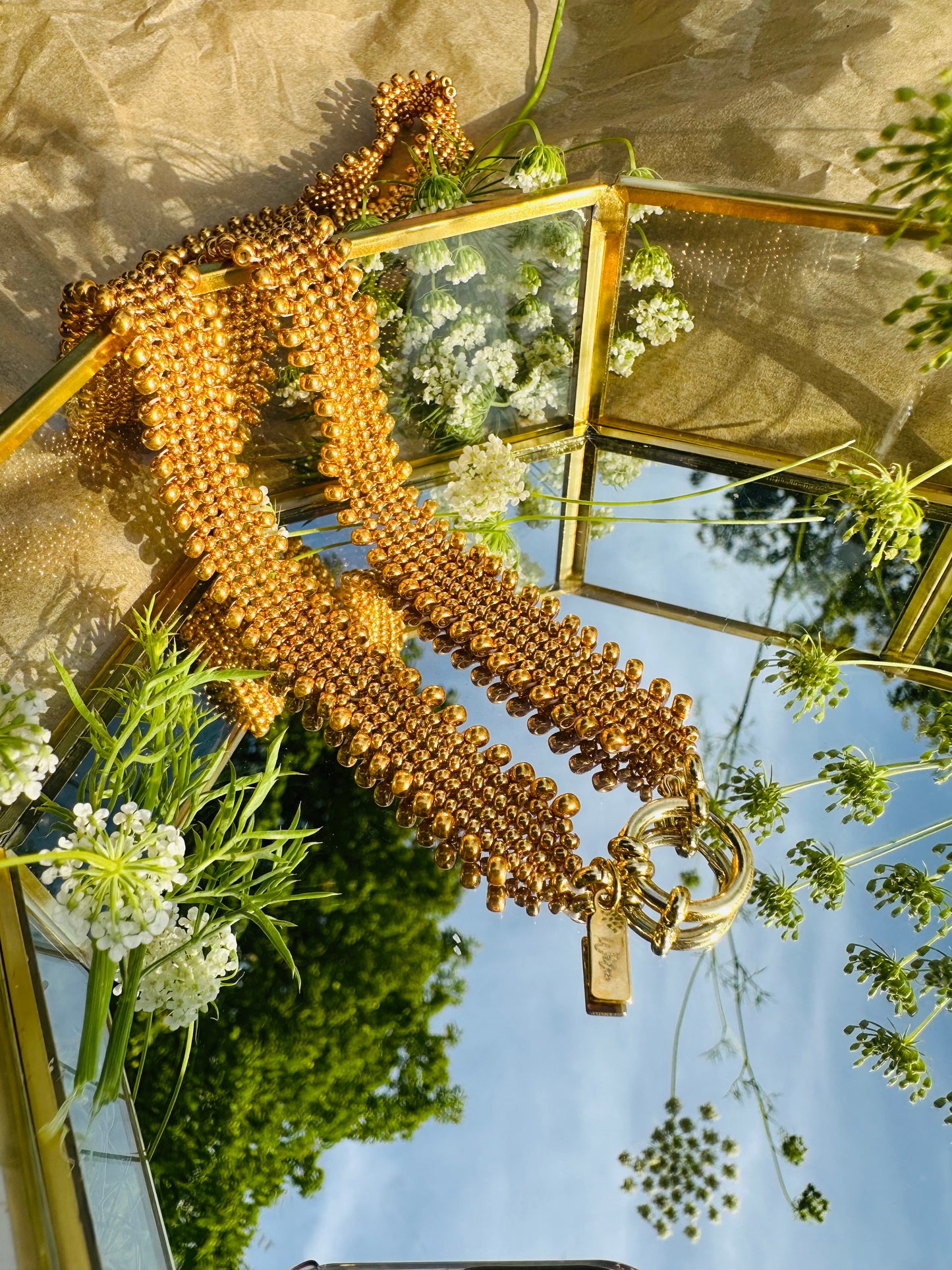 Elegant collier Anumhak de Studio Welii en perles de rocailles dorées fabriqué en Guyane par les Wayana